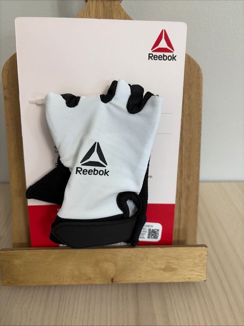 Reebok White and Black Half-Finger Training Gloves size S-M